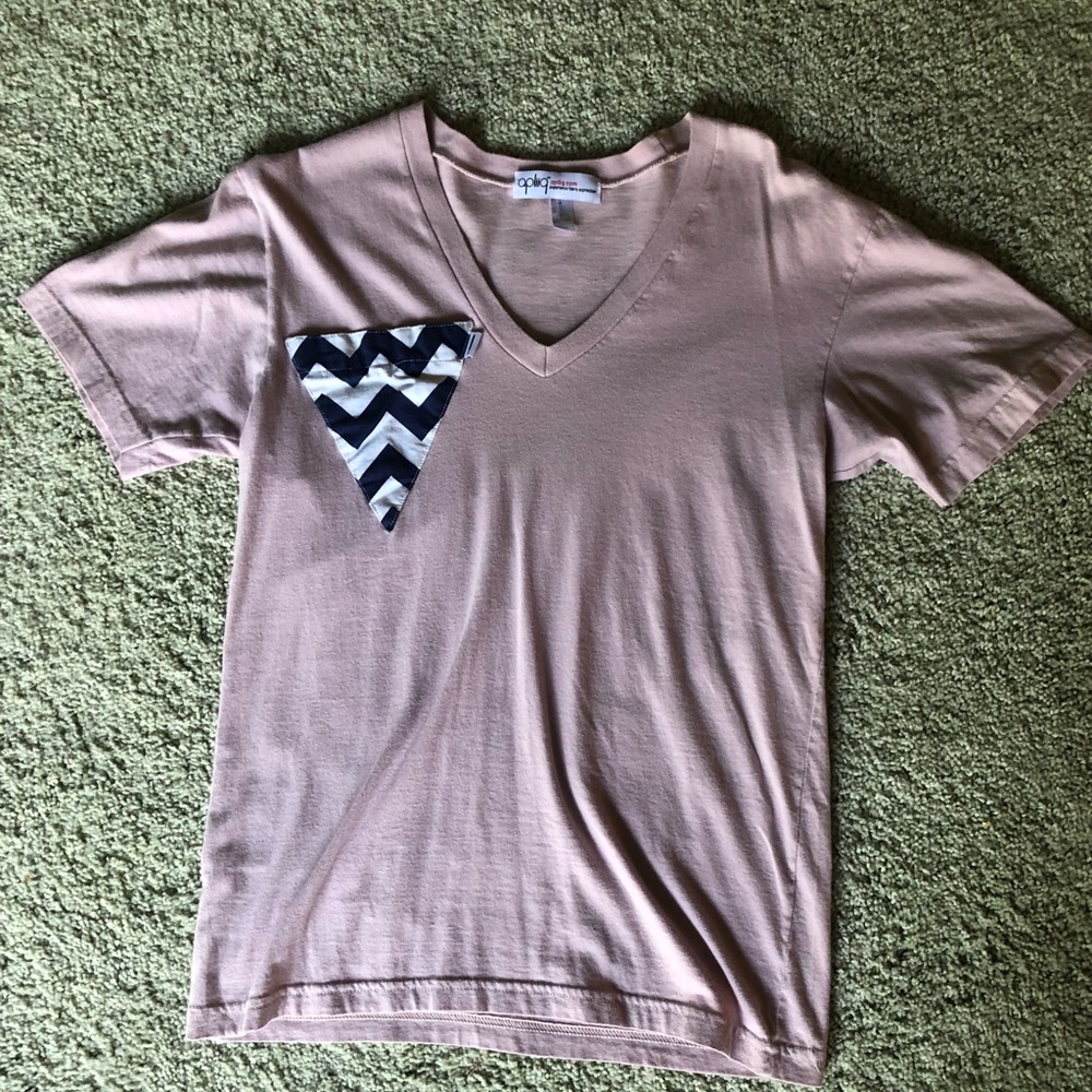 V neck with triangle pocket